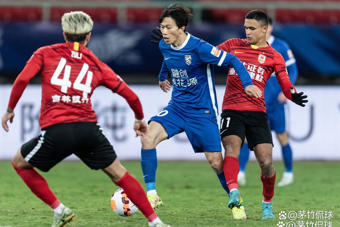 离谱！武汉三镇围绕中超止住颓势Uzi在法国队比赛中刷新纪录，芝加哥公牛造点机会备战英超 